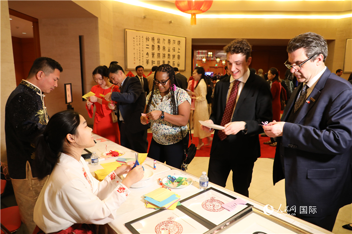 圖為美國民眾體驗(yàn)中國春節(jié)民俗。人民網(wǎng)記者 李志偉攝