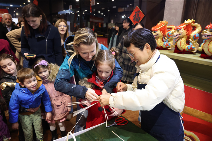 2024年“歡樂春節(jié)”《閩南風(fēng)情》文藝演出和泉州非物質(zhì)文化遺產(chǎn)展演2月6日在塞爾維亞斯梅代雷沃文化中心舉行。圖為當(dāng)?shù)孛癖婓w驗(yàn)中國非遺手工藝。 貝爾格萊德中國文化中心供圖