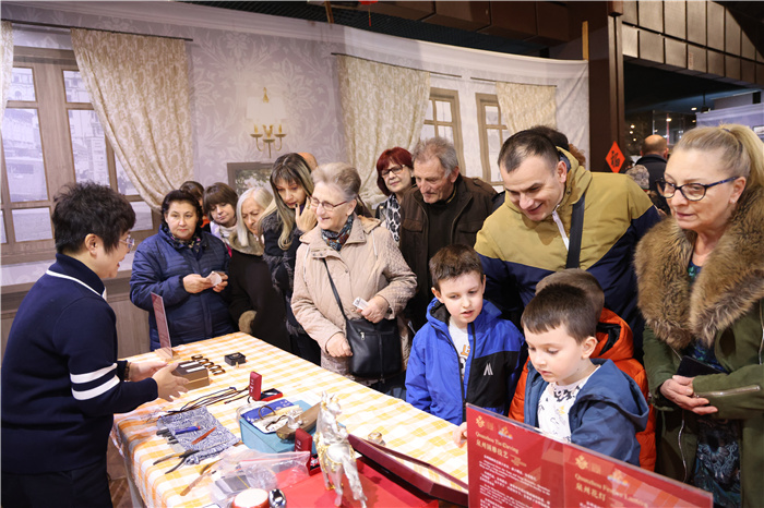 2024年“歡樂春節(jié)”《閩南風(fēng)情》文藝演出和泉州非物質(zhì)文化遺產(chǎn)展演2月6日在塞爾維亞斯梅代雷沃文化中心舉行。圖為當(dāng)?shù)孛癖婓w驗(yàn)中國非遺手工藝。 貝爾格萊德中國文化中心供圖