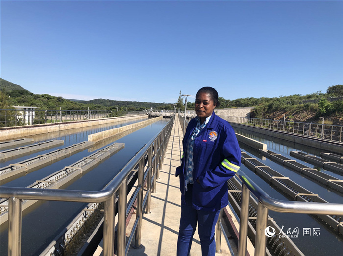 總經理琳達在向記者介紹情況。人民網記者 黃培昭攝.