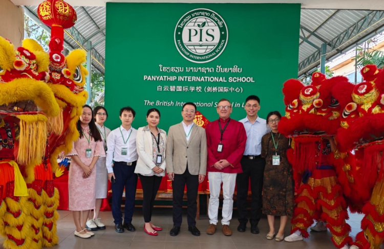 駐老撾使館臨時代辦王暢與白云碧國際學(xué)校校方、參會志愿者教師合影?；顒又鬓k方供圖