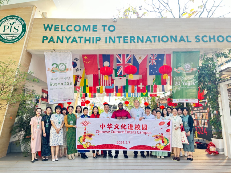 駐老撾使館政治處主任杜長青與白云碧國際學(xué)校校方、參會志愿者教師合影?；顒又鬓k方供圖