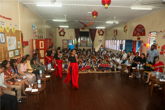 中華學(xué)校學(xué)生表演扇子舞。