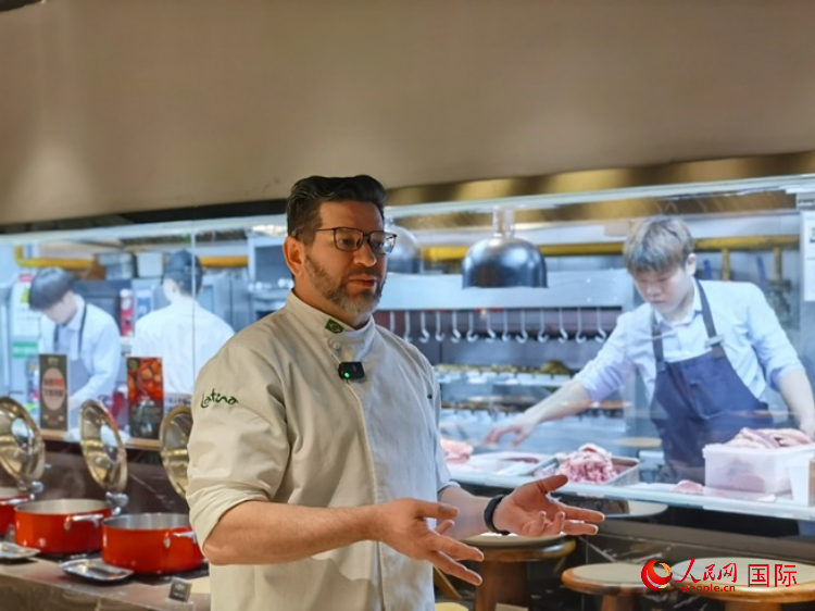 巴西主廚路易斯。人民網(wǎng)記者 魯揚攝