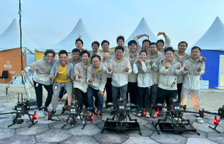 飛鷹隊(duì)部分隊(duì)員在賽后合影。北京理工大學(xué)供圖