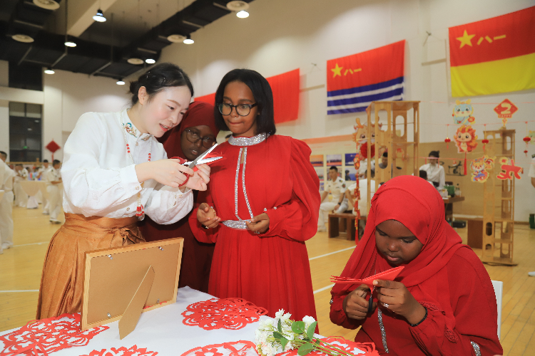 中國剪紙藝術(shù)吸引當?shù)厝耸繀⑴c體驗。陳錦俊攝