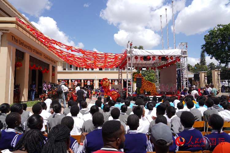 師生在觀看舞獅表演。人民網(wǎng)記者 黃煒鑫攝