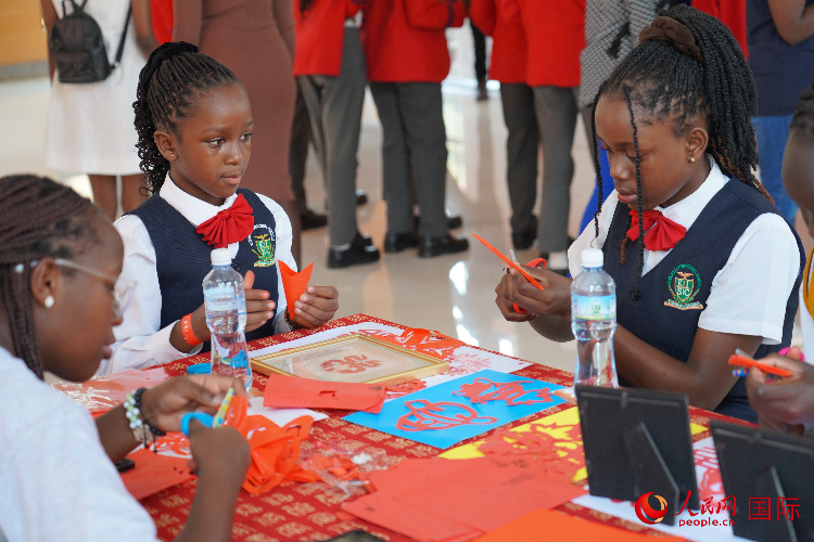 學(xué)生在體驗(yàn)剪窗花。人民網(wǎng)記者 黃煒鑫攝