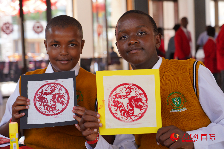 學(xué)生展示拓印作品。人民網(wǎng)記者 黃煒鑫攝