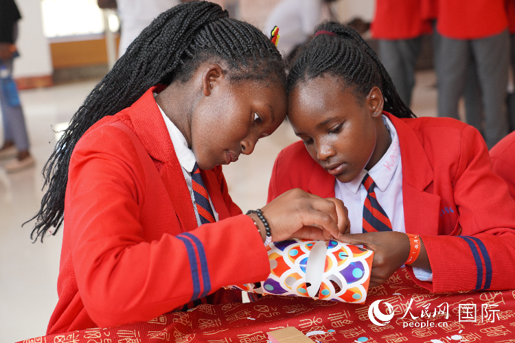 學(xué)生在手工制作紙龍。人民網(wǎng)記者 黃煒鑫攝