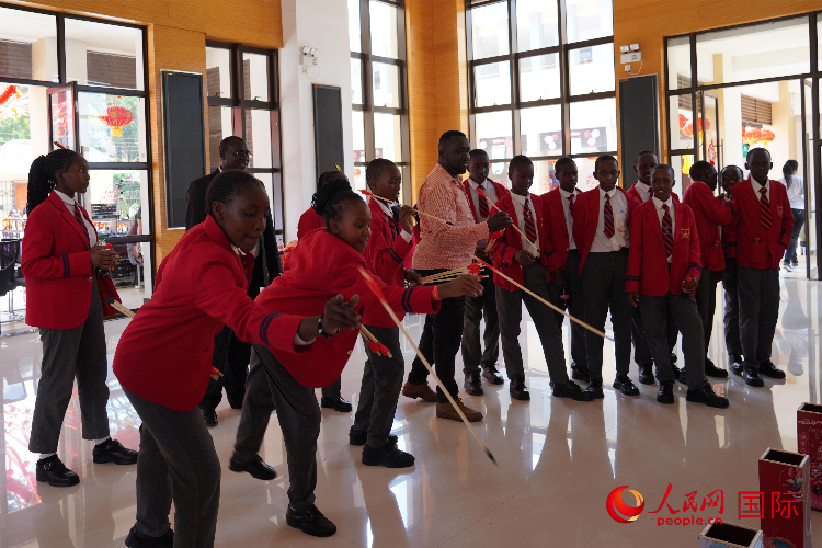 師生在體驗(yàn)投壺游戲。人民網(wǎng)記者 黃煒鑫攝