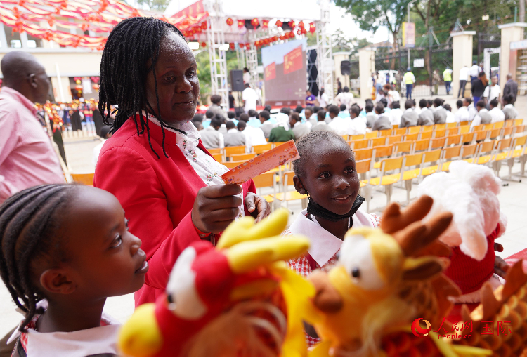 師生在逛春節(jié)集市。人民網(wǎng)記者 黃煒鑫攝