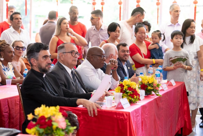 兩國民眾共同觀欣賞文藝表演。里約天主教大學(xué)孔子學(xué)院供圖