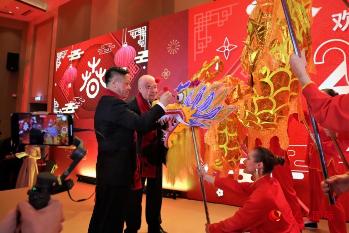 張漢暉（左）、施威特科（右）共同為彩龍點(diǎn)睛。于子恒攝