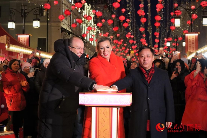 張漢暉、扎哈羅娃、科茲洛夫（從右至左）共同按下活動(dòng)啟動(dòng)按鈕。于子恒攝