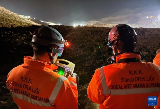 2月13日，救援人員在土耳其東部埃爾津詹省伊利奇區(qū)礦難現場工作。新華社發(fā)（穆斯塔法·卡亞攝）