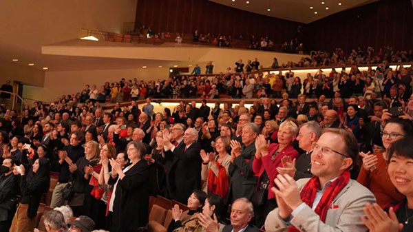 中德觀眾觀看中央民族樂團(tuán)“”天地永樂·中國節(jié)“”音樂會。中國駐德國大使館供圖
