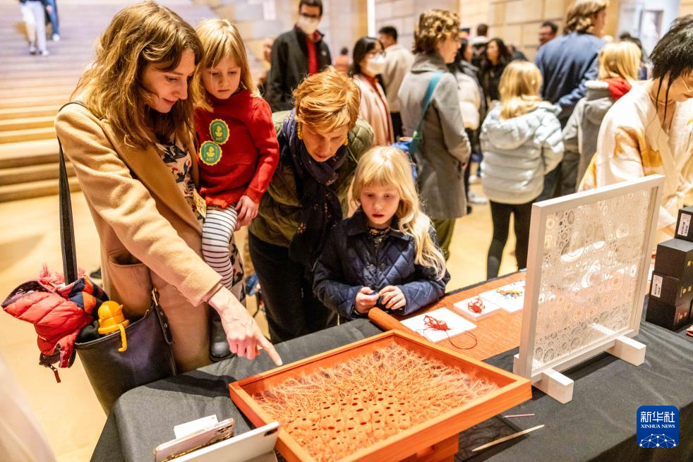 2月11日，參觀者在美國費(fèi)城藝術(shù)博物館舉行的龍年迎新春活動上觀看刺繡作品。新華社發(fā)（周煥新攝）