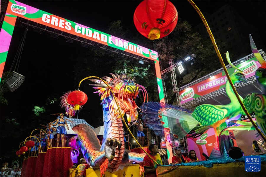 這是2月14日凌晨在巴西貝洛奧里藏特拍攝的“城市花園”舞校的花車。新華社記者 王天聰攝