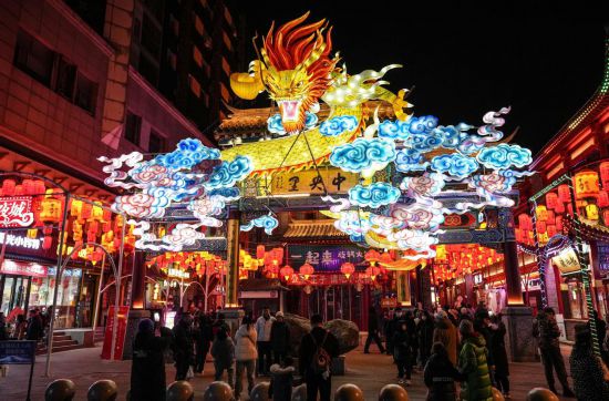 2月11日，游客在沈陽(yáng)中街游覽。春節(jié)期間，各地?zé)艋痂?、火樹銀花，呈現(xiàn)出一幕幕流光溢彩的視覺盛宴。（新華社記者潘昱龍攝）