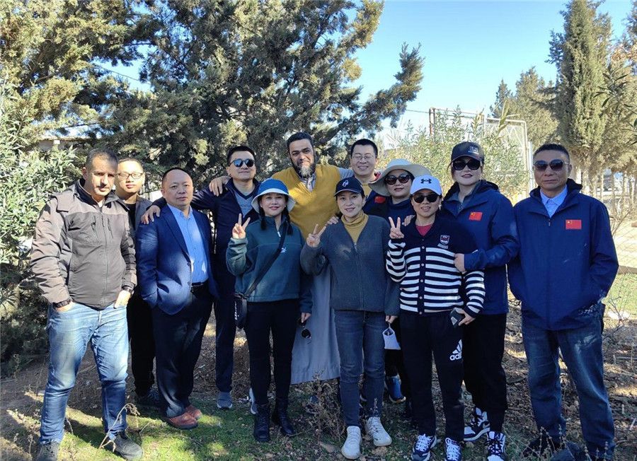 中國醫(yī)生們與穆罕默德一家人合影留念。中國第28批援阿爾及利亞醫(yī)療隊塞地夫分隊供圖