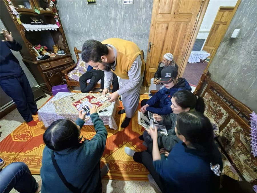 穆罕默德醫(yī)生講述與中國醫(yī)生結緣的老照片。中國第28批援阿爾及利亞醫(yī)療隊塞地夫分隊供圖