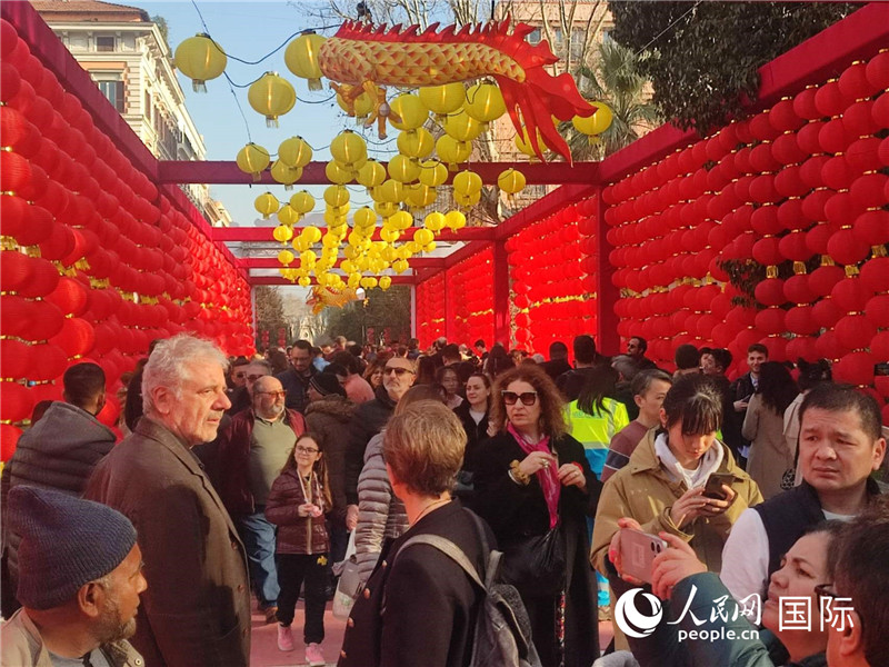 游園會(huì)入口處張燈結(jié)彩，人流如織。人民網(wǎng)記者鄭彬攝