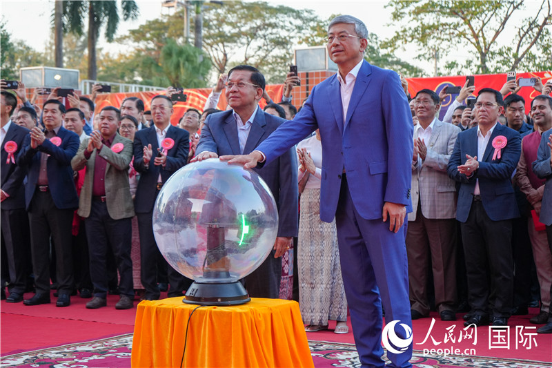 敏昂萊主席和陳海大使在中方援建和改造升級的仰光杜溫納國家體育館前共同按亮水晶球，啟動“錦繡唐人街”新春慶典-人民網(wǎng)記者謝佳君攝