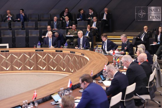 這是2月15日在比利時(shí)布魯塞爾拍攝的北約防長(zhǎng)會(huì)現(xiàn)場(chǎng)。為期一天的北約成員國(guó)國(guó)防部長(zhǎng)會(huì)議15日在比利時(shí)首都布魯塞爾結(jié)束。會(huì)議就加強(qiáng)北約的威懾和防御以及對(duì)烏克蘭的支持等問(wèn)題展開討論。新華社記者趙丁喆攝
