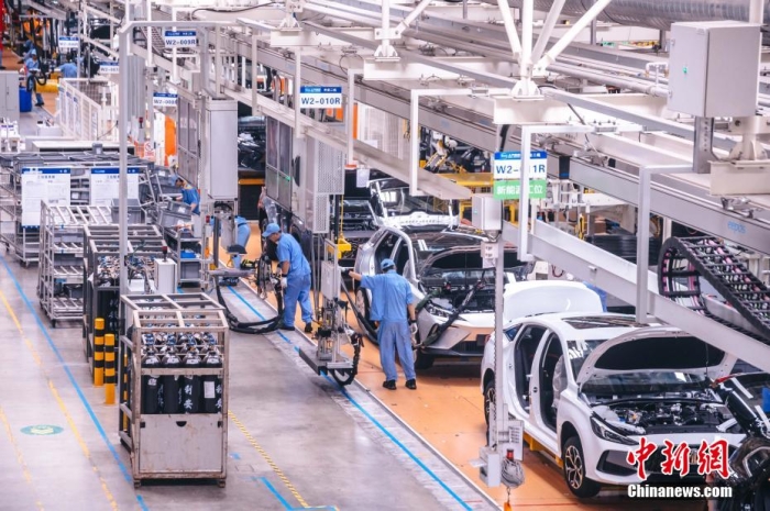 資料圖：工人在新能源汽車生產(chǎn)線上作業(yè)。李南軒 攝