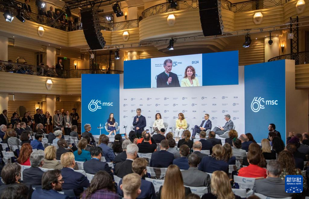 2月18日，慕安會(huì)主席克里斯托夫·霍伊斯根（中左二）在德國(guó)慕尼黑舉行的第60屆慕尼黑安全會(huì)議上發(fā)表閉幕致辭。新華社記者 張帆 攝