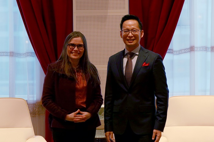 冰島總理雅各布斯多蒂爾（右一）與中國(guó)駐冰島大使何儒龍合影。中國(guó)駐冰島大使館供圖