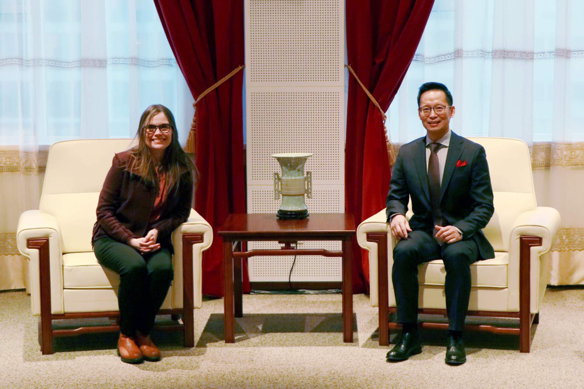 冰島總理雅各布斯多蒂爾（右一）與中國(guó)駐冰島大使何儒龍合影。中國(guó)駐冰島大使館供圖