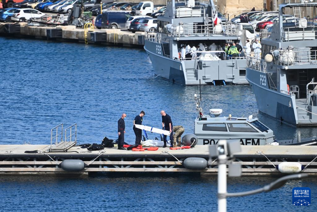 2月23日，在馬耳他皮耶塔，工作人員準(zhǔn)備搬運(yùn)一具非法移民遇難者遺體。新華社發(fā)（喬納森·博格攝）