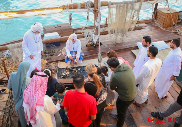 游客了解采珠工作。人民網(wǎng) 塔里克·易卜拉欣攝