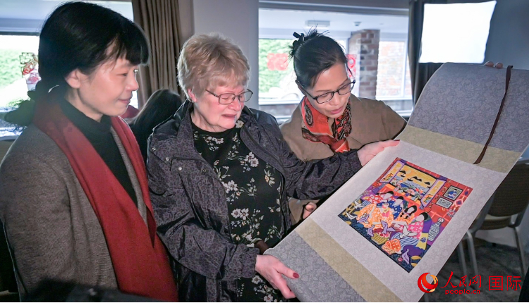 贈送舟山漁民畫。人民網(wǎng) 郭錦標(biāo)攝