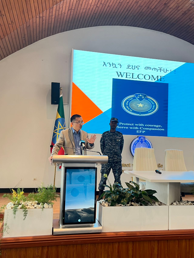 圖為駐埃塞使館首席館員申欽民公參致辭。亞的斯亞貝巴大學(xué)孔子學(xué)院供圖