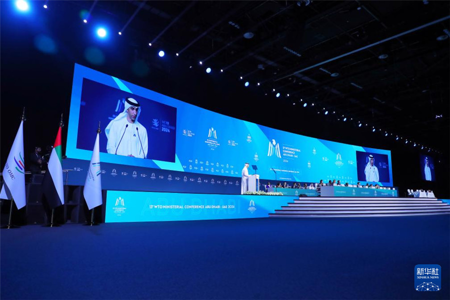 2月26日，在阿聯(lián)酋首都阿布扎比，阿聯(lián)酋外貿(mào)國務(wù)部長、世貿(mào)組織第13屆部長級會議主席薩尼·澤尤迪在世界貿(mào)易組織第13屆部長級會議開幕式上致辭。新華社發(fā)（世界貿(mào)易組織供圖）