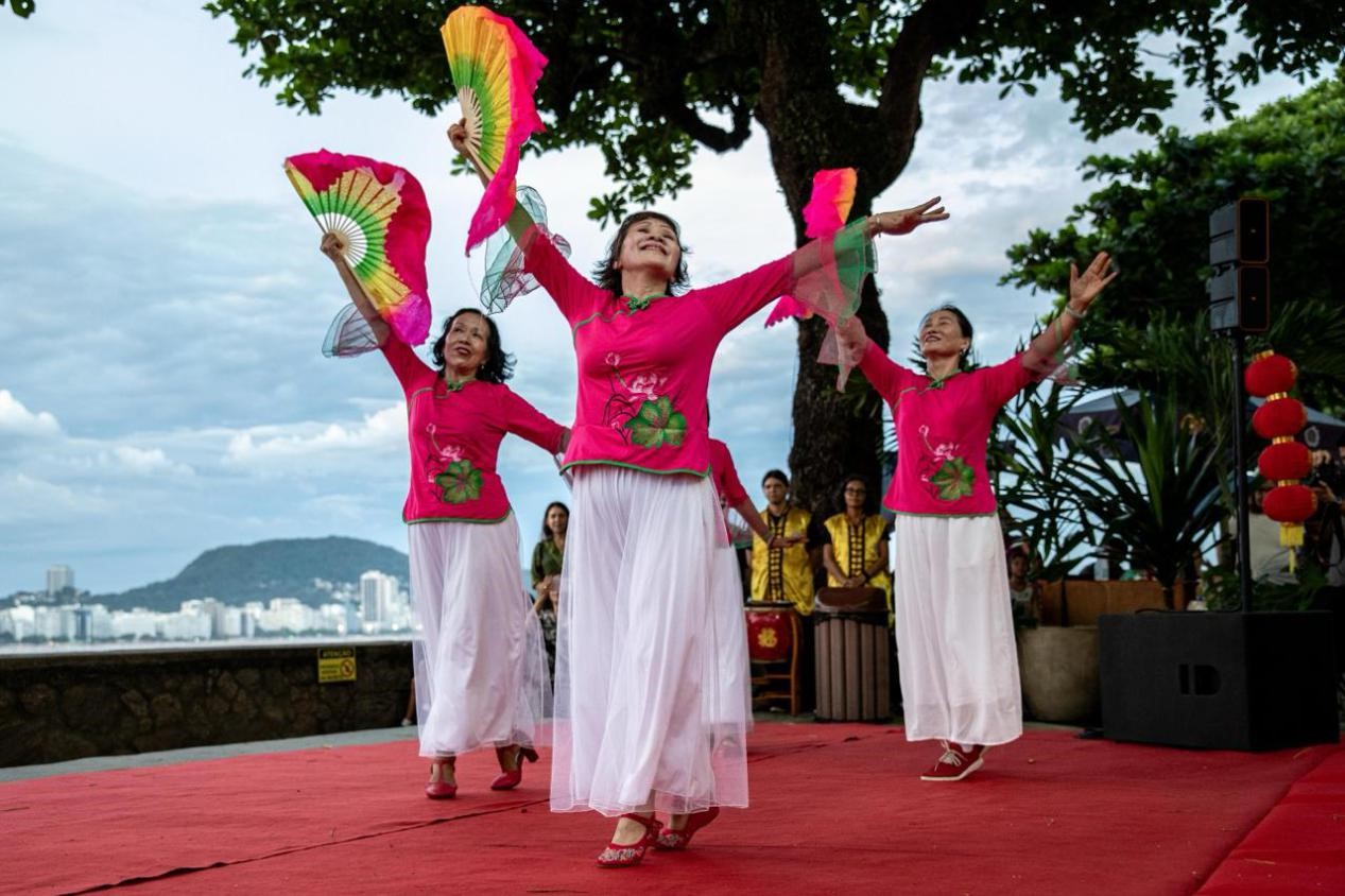 當?shù)貢r間2月24日晚，2024年元宵節(jié)慶?；顒釉诎臀骼锛s熱內(nèi)盧市科帕卡巴納要塞舉辦。巴西山河文化促進中心供圖
