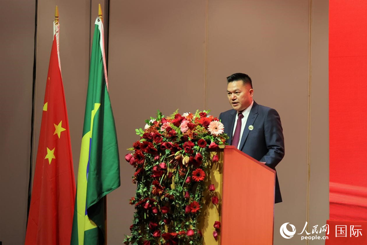 巴西和統(tǒng)會(huì)新任會(huì)長(zhǎng)張小春發(fā)表就職演講。人民網(wǎng)記者 時(shí)元皓攝