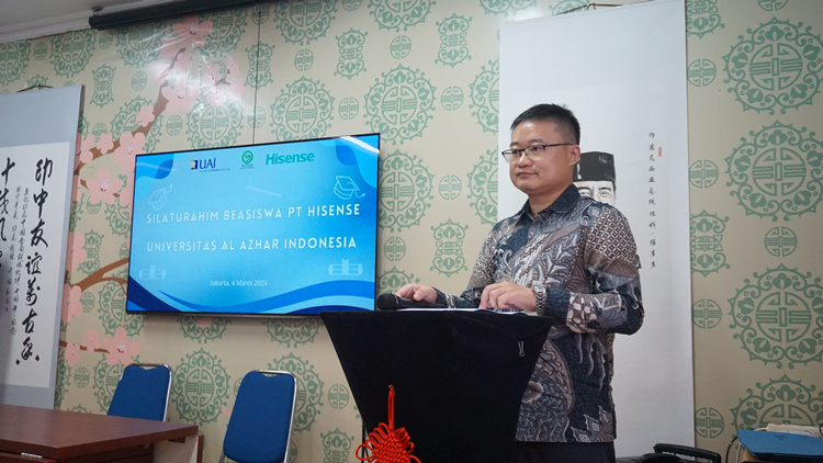 海信印尼公司總經(jīng)理李現(xiàn)委致辭。阿拉扎大學(xué)孔子學(xué)院供圖