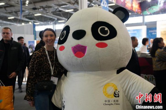 3月5日，2024年柏林國(guó)際旅游交易會(huì)(ITB)在柏林會(huì)展中心拉開(kāi)帷幕。以“你好！中國(guó)”為主題的中國(guó)展區(qū)當(dāng)日亮相展會(huì)。圖為觀眾與大熊貓人偶合影。中新社記者 馬秀秀 攝