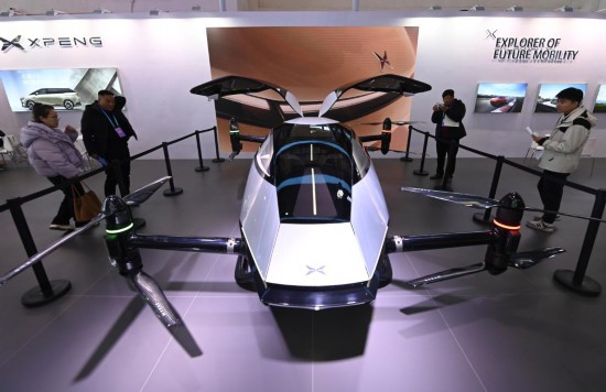 2023年12月1日，在鏈博會智能汽車鏈展區(qū)小鵬汽車展臺，參觀者觀看一臺智能飛行器。新華社記者蔡湘鑫攝