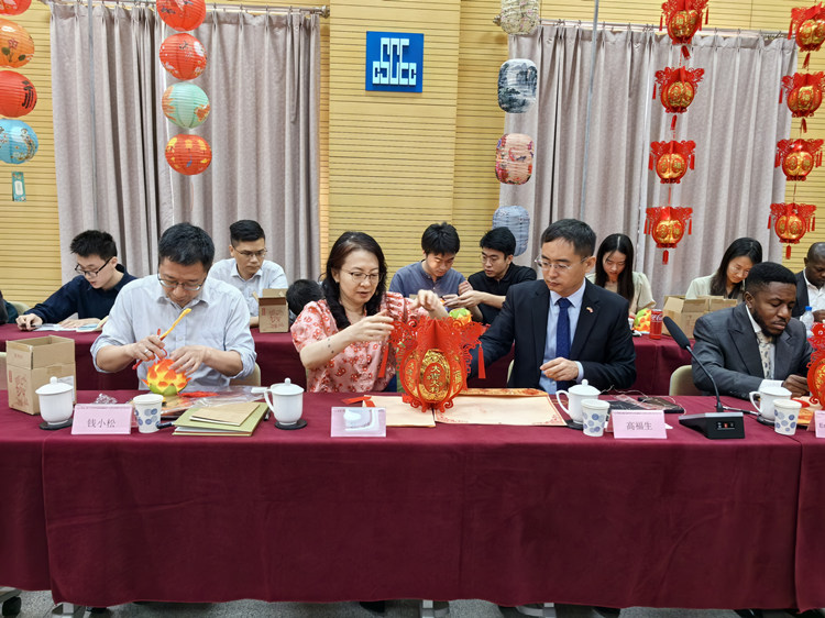 燈籠文化交流活動(dòng)現(xiàn)場(chǎng)。中建國(guó)際中西非公司供圖