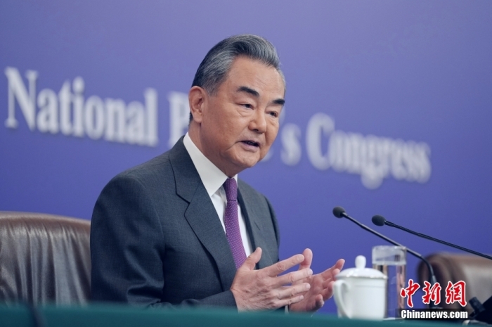3月7日，十四屆全國人大二次會議在北京舉行記者會，中共中央政治局委員、外交部長王毅就中國外交政策和對外關(guān)系相關(guān)問題回答中外記者提問。<a target='_blank' href='/'><p  align=