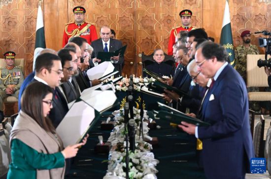   這是3月11日在巴基斯坦首都伊斯蘭堡總統(tǒng)府拍攝的內(nèi)閣宣誓就職儀式。巴基斯坦新內(nèi)閣的19名成員11日在巴總統(tǒng)扎爾達(dá)里和總理夏巴茲見證下，在首都伊斯蘭堡總統(tǒng)府宣誓就職。新華社發(fā)（巴基斯坦新聞與廣播部下轄媒體信息部門供圖）