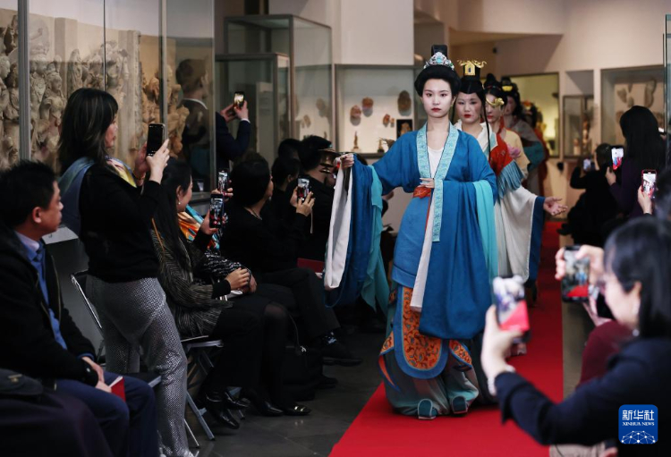 3月13日，在位于法國巴黎的吉美國立亞洲藝術博物館，模特展示敦煌復原服飾。新華社記者 高靜 攝