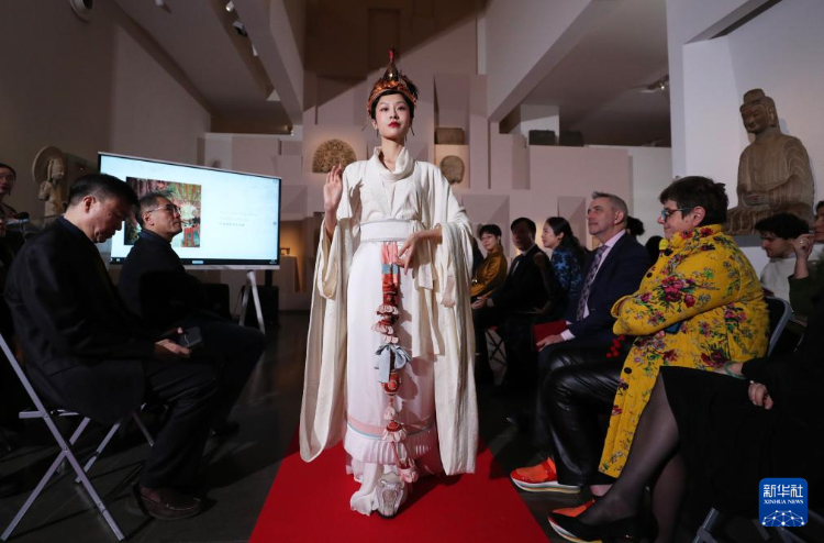 3月13日，在位于法國巴黎的吉美國立亞洲藝術博物館，模特展示敦煌復原服飾。新華社記者 高靜 攝