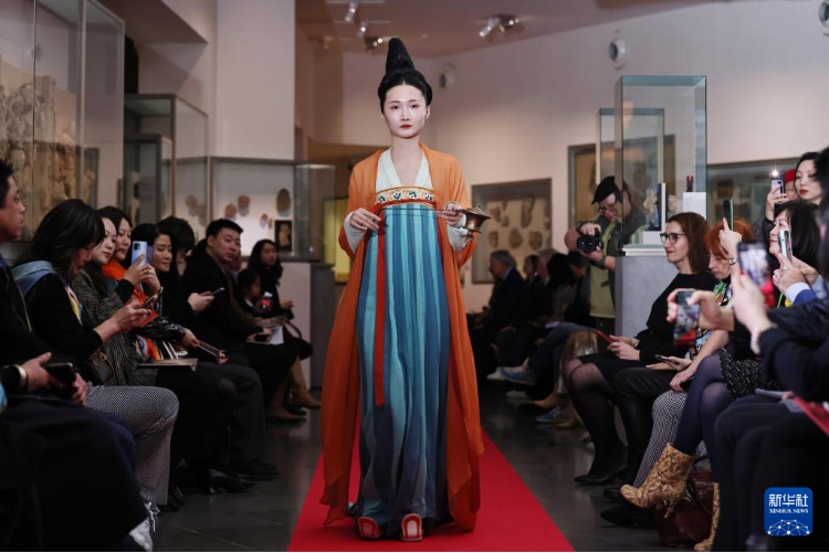 3月13日，在位于法國巴黎的吉美國立亞洲藝術博物館，模特展示敦煌復原服飾。新華社記者 高靜 攝