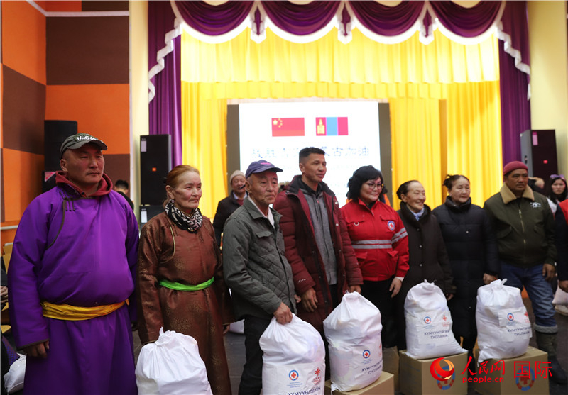 3月18日，向受災(zāi)牧民分發(fā)中方賑災(zāi)物資現(xiàn)場。人民網(wǎng)記者 霍文攝